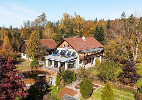 Die Ansicht auf das Haus und Grundstück aus südöstlicher Richtung