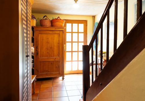 Der geflieste Eingangsbereich im Wohnhaus mit Zugang zum Keller