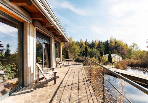 Die sonnenverwöhnte Süd-Terrasse mit Blick auf den Naturschwimmteich