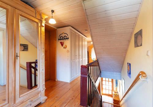 Der Flurbereich im Obergeschoss mit Zugang zu den Zimmern