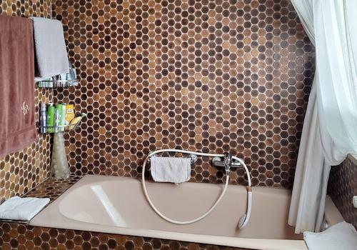 Das Badezimmer mit Badewanne