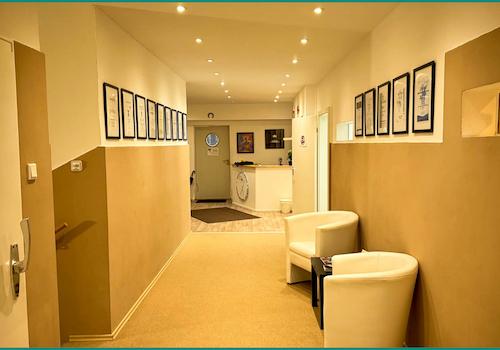 Eingangsflur mit Treppe zum Untergeschoss