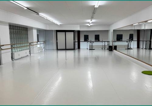 Moderner und heller Tanz- und Übungssaal