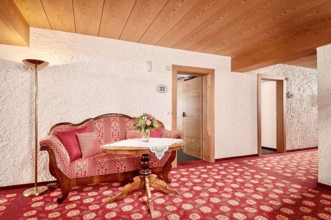 OG Flur mit Sitzgelegenheit