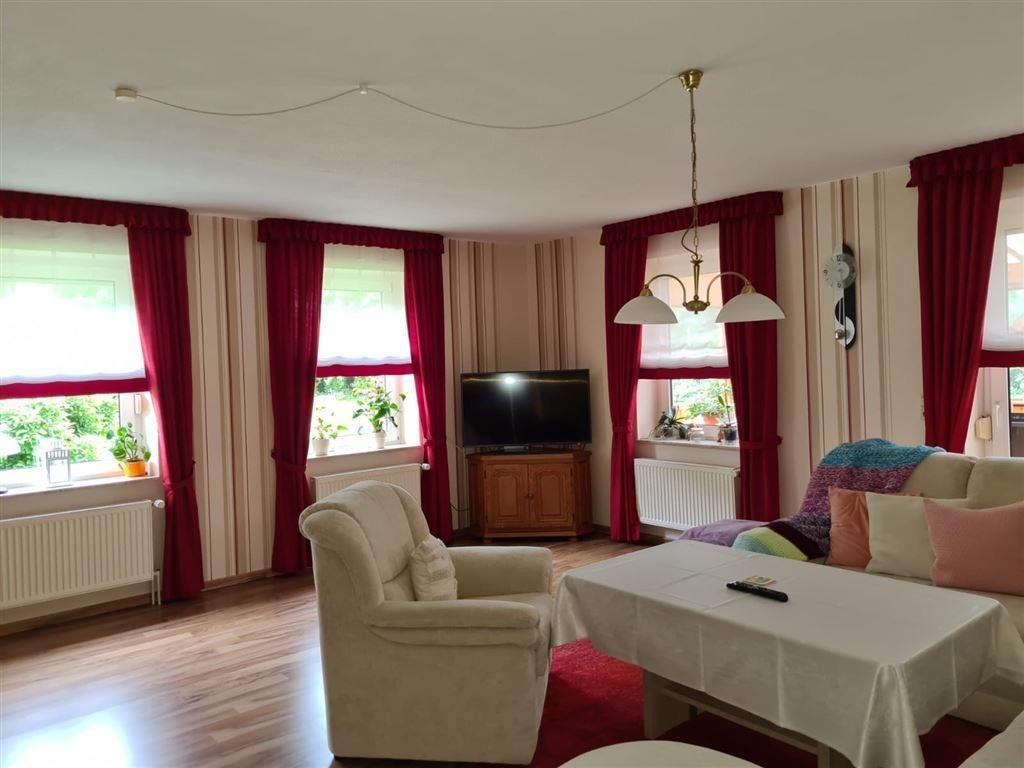 Wohnzimmer mit Veranda-Zugang