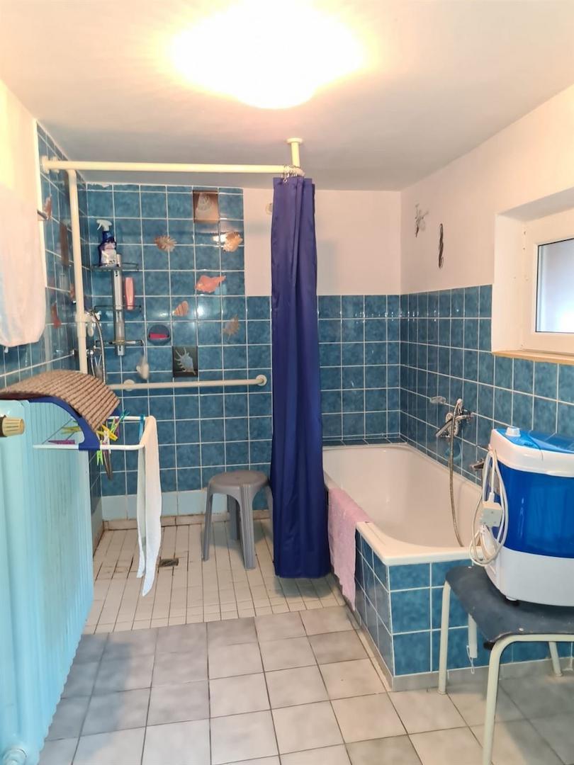 Bad mit Wanne / Dusche / WC 
