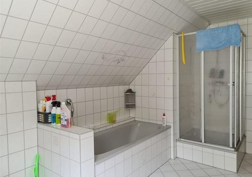 Bad mit Wanne / Dusche / WC im DG