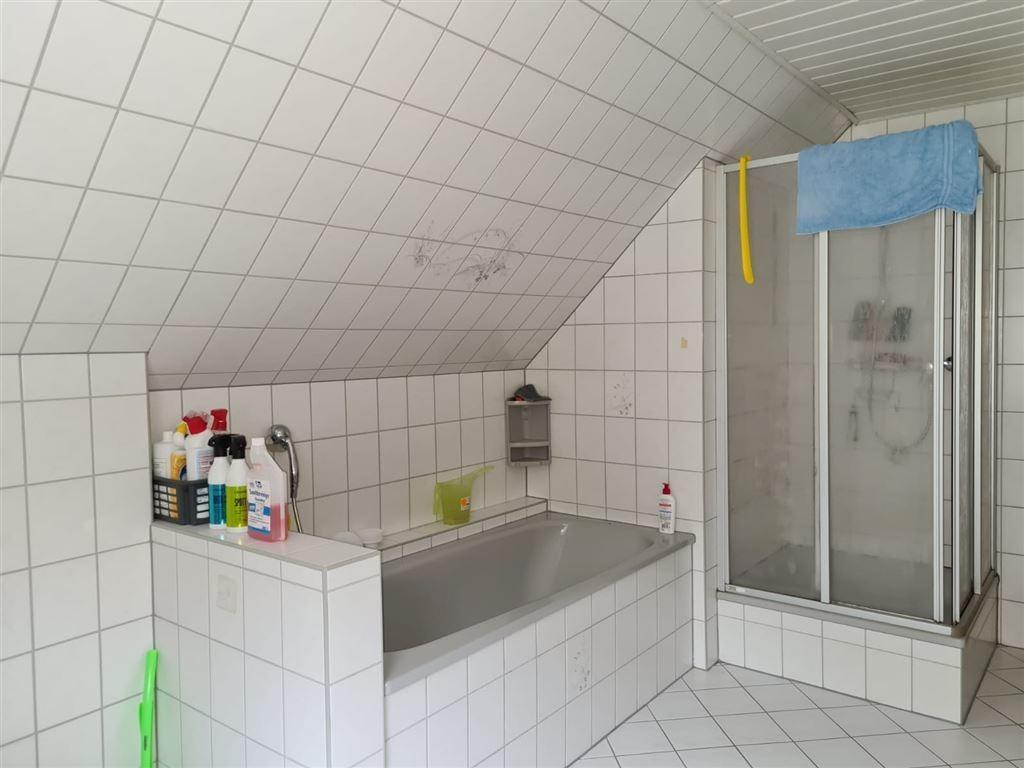 Bad mit Wanne / Dusche / WC im DG