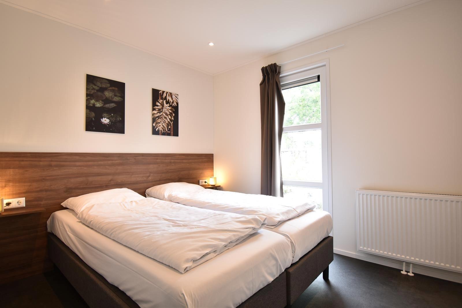 ferienhaus-kaufen-biddinghuizen-hauptschlafzimmer-2025.webp01