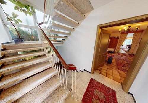 Hausflur - Zugang Wohnung im Erdgeschoss und im Obergeschoss