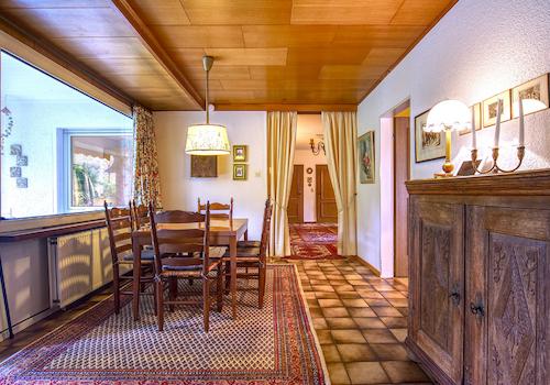 Esszimmer mit Zugang zur Terrasse