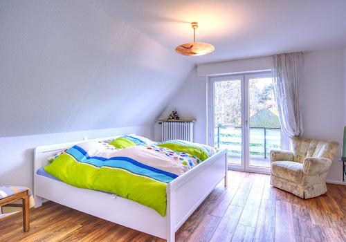 Schlafzimmer mit Zugang zum Balkon