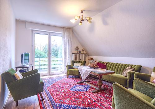 Wohnzimmer mit Zugang zum Balkon