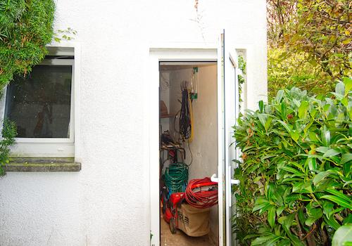 Abstellraum hinter der Garage