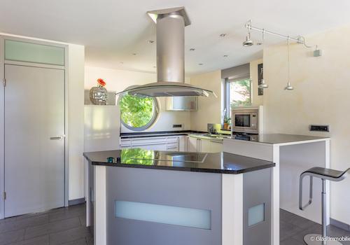 Offene Küche mit Vorratsraum