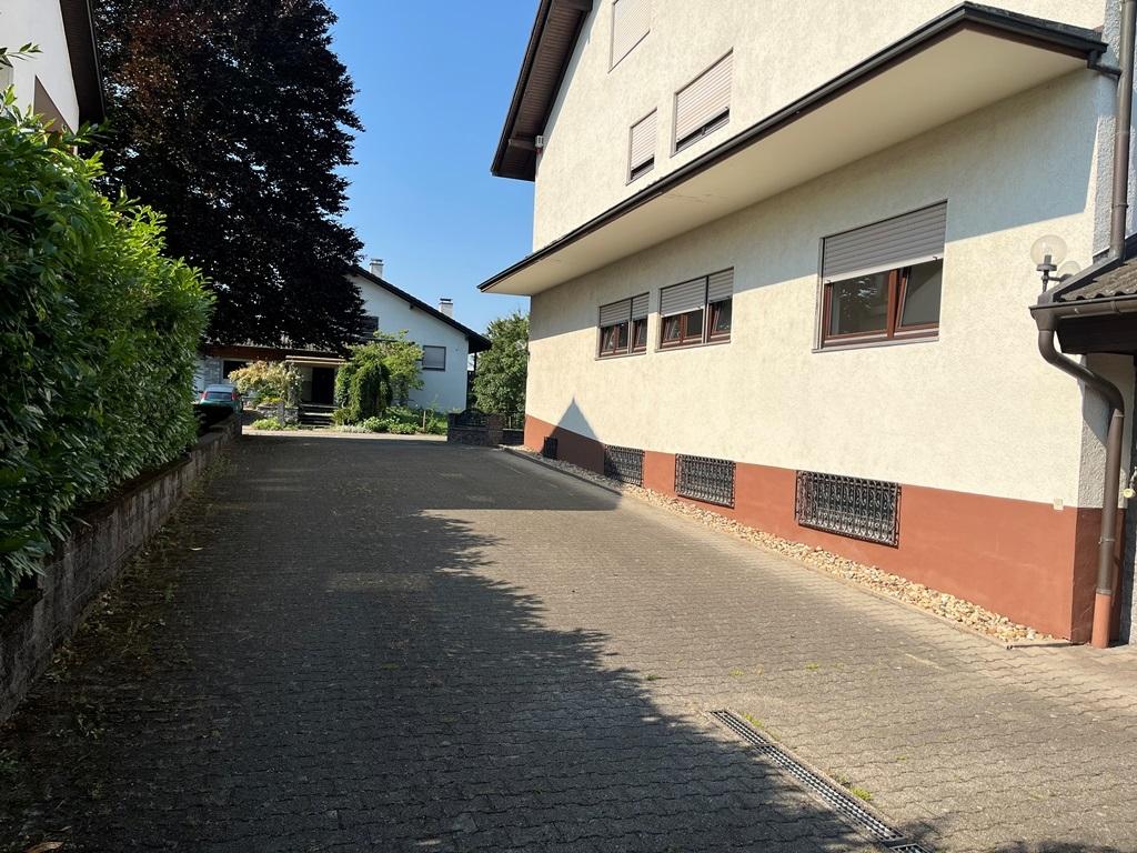 Hofeinfahrt und Stellplätze am Haus