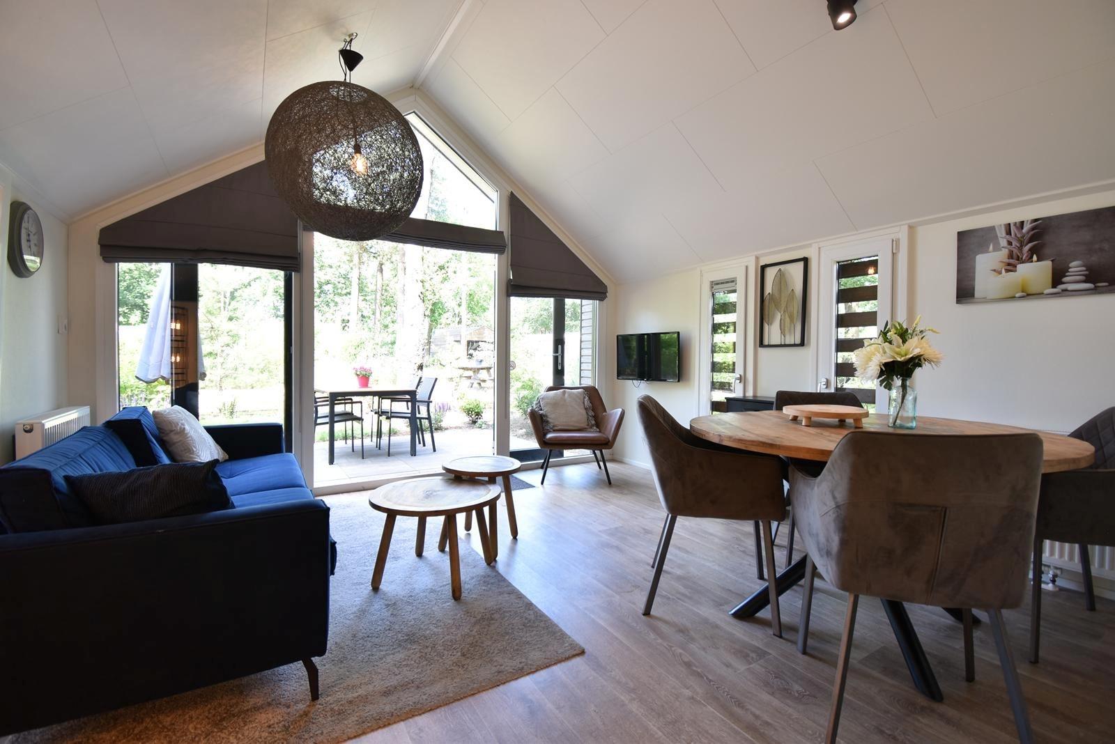 chalet-kaufen-arnhem-wohnzimmer-terrassenturen-terrasse-2025.webp009