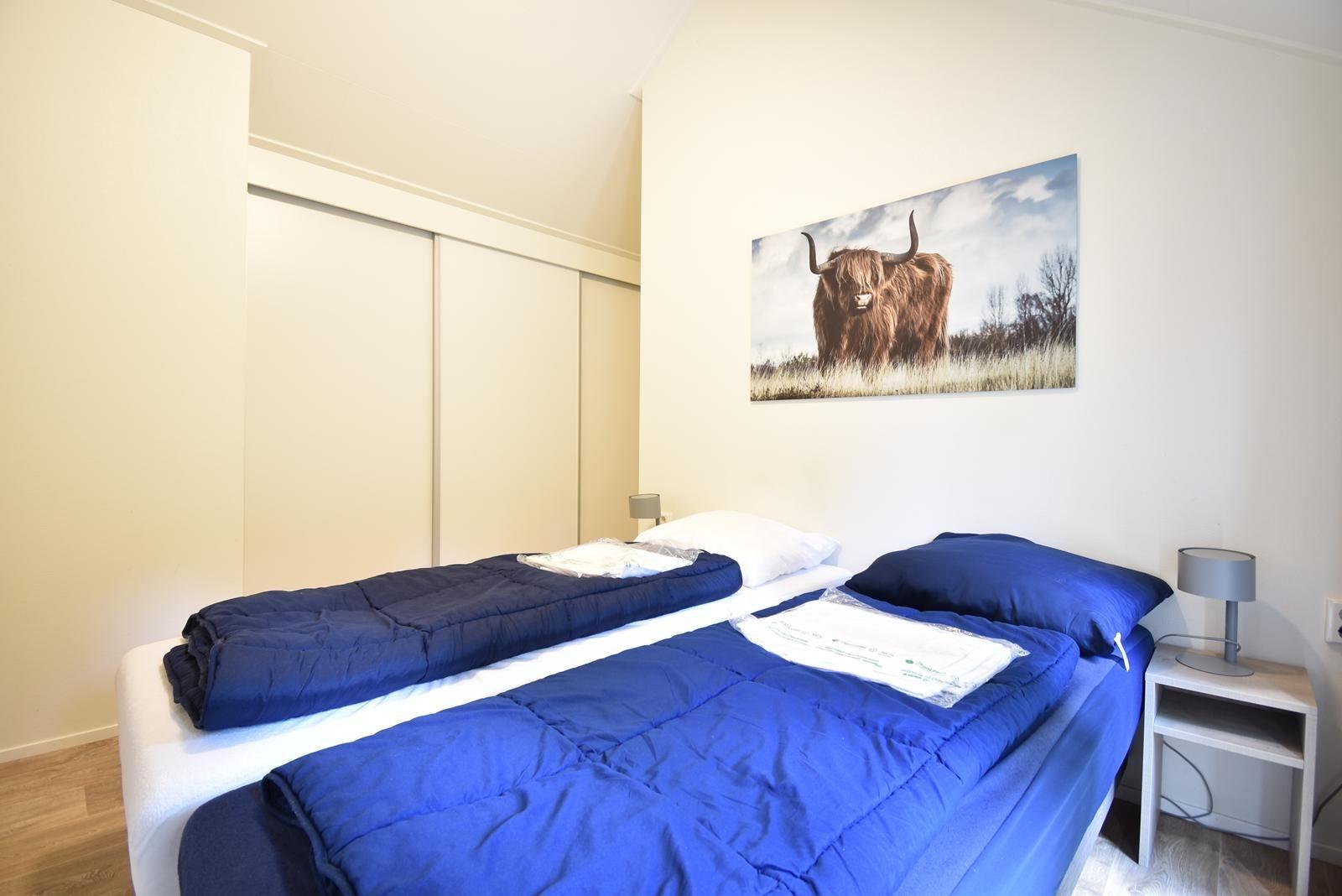 chalet-kaufen-arnhem-hauptschlafzimmer-kleiderschrank-modern-2025.webp001