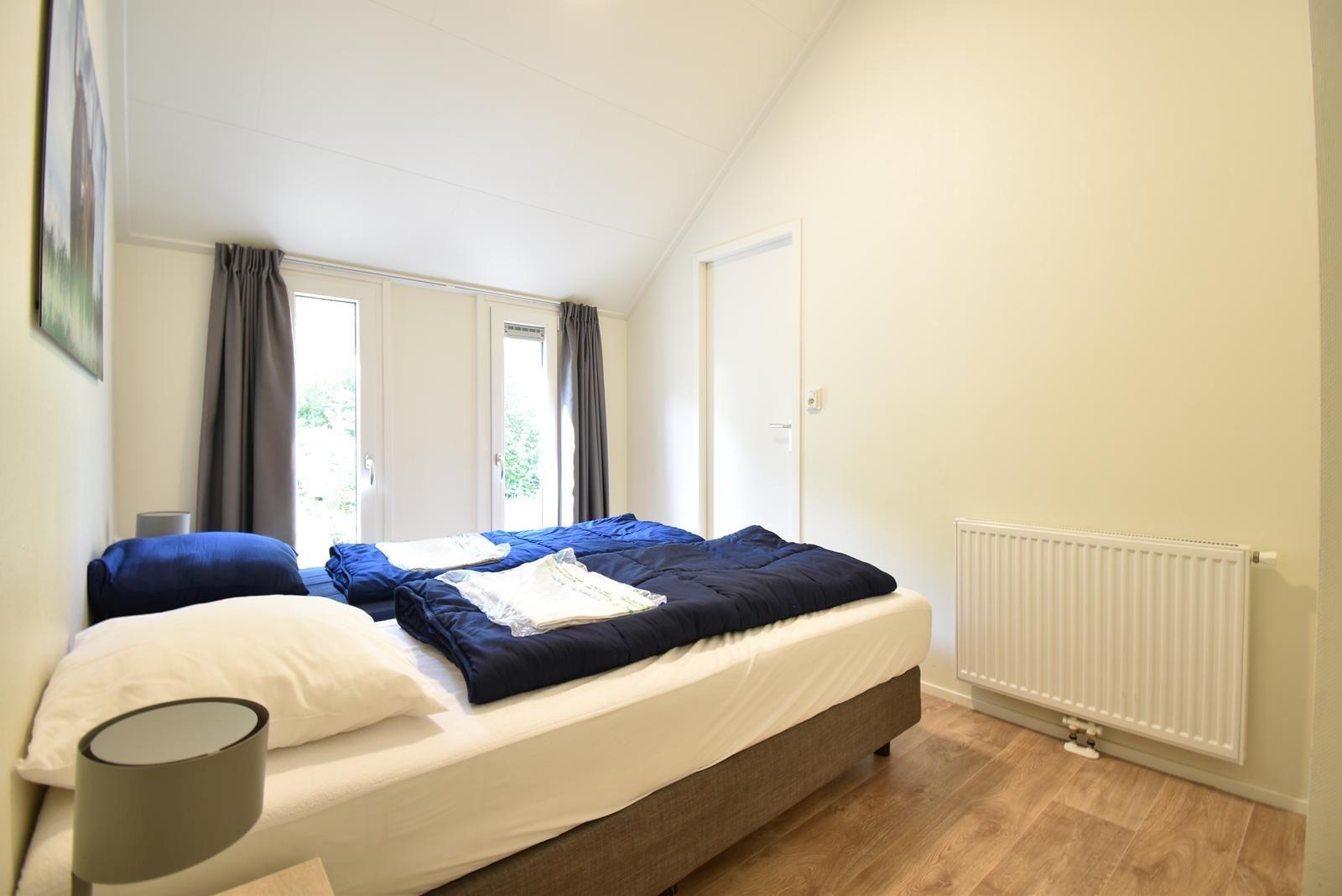 chalet-kaufen-arnhem-hauptschlafzimmer-kleiderschrank-modern-2025.webp008