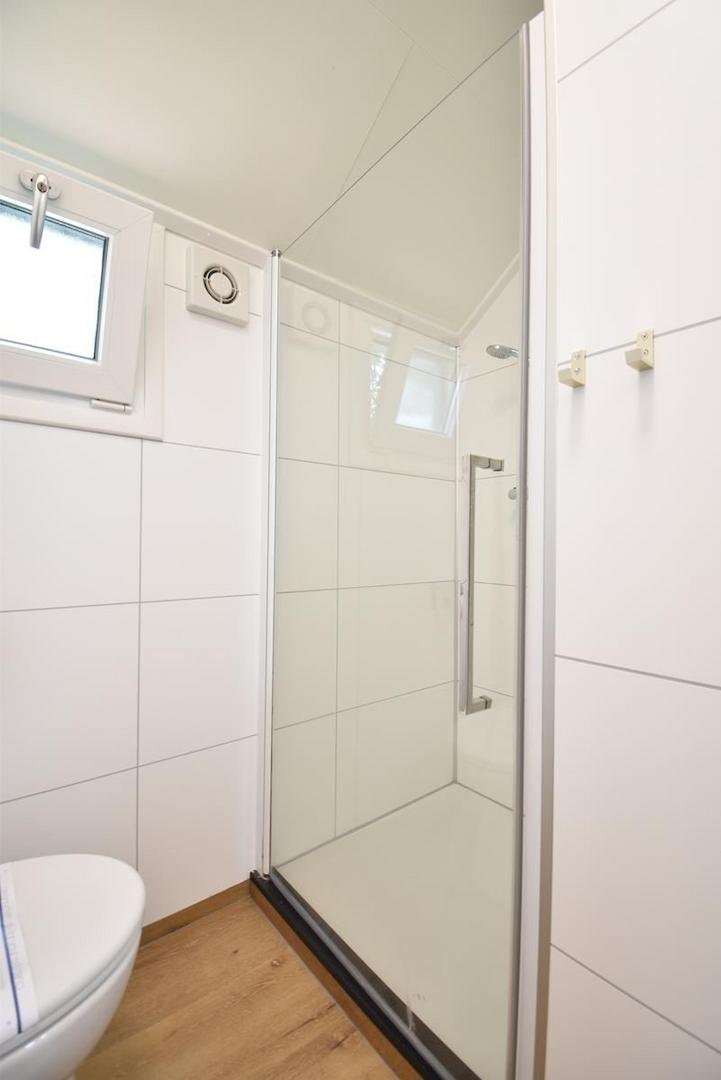 chalet-kaufen-arnhem-badezimmer-waschbecken-spiegel-modern-2025.webp003