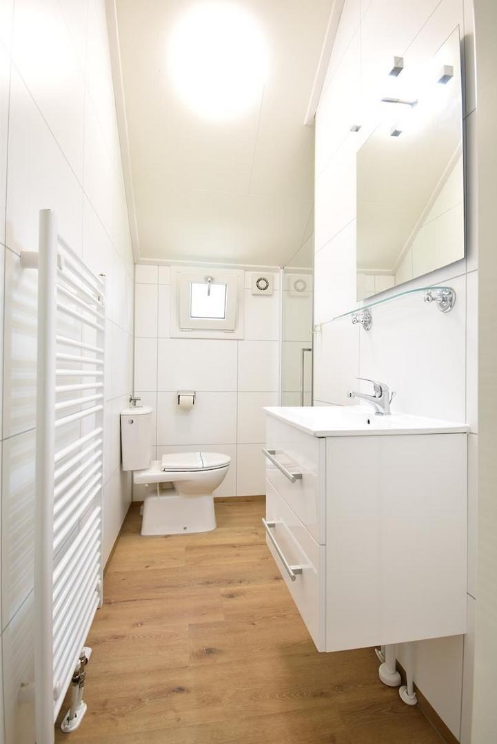 chalet-kaufen-arnhem-badezimmer-waschbecken-spiegel-modern-2025.webp007