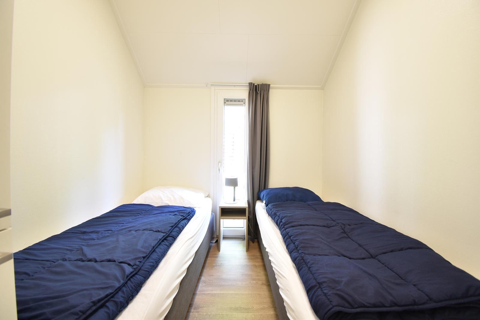 chalet-kaufen-arnhem-hauptschlafzimmer-kleiderschrank-modern-2025.webp003