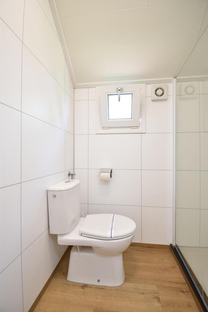 chalet-kaufen-arnhem-badezimmer-waschbecken-spiegel-modern-2025.webp004