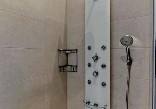 4 8OG_Bad_Dusche_Haupthaus