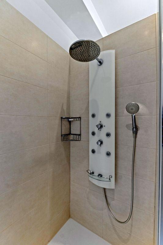 4 8OG_Bad_Dusche_Haupthaus