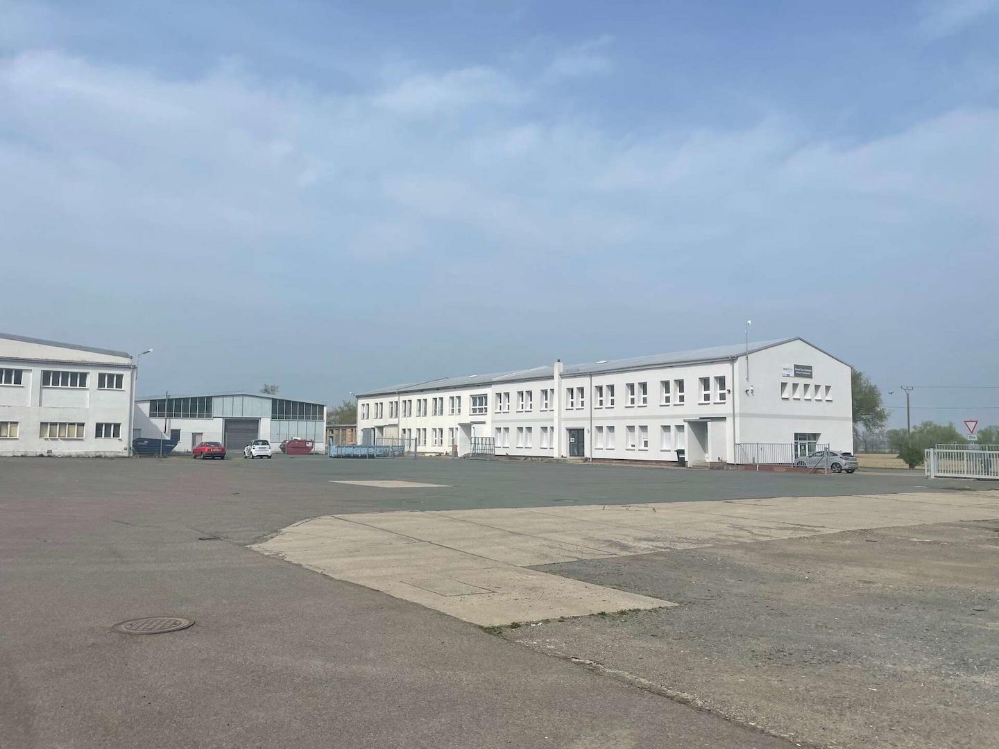 Freiflächen und Bürogebäude