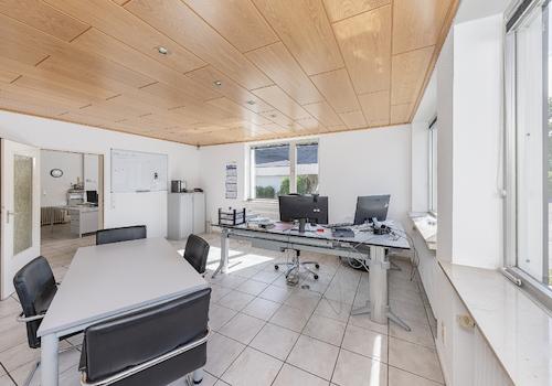 lichtdurchflutetes Büro