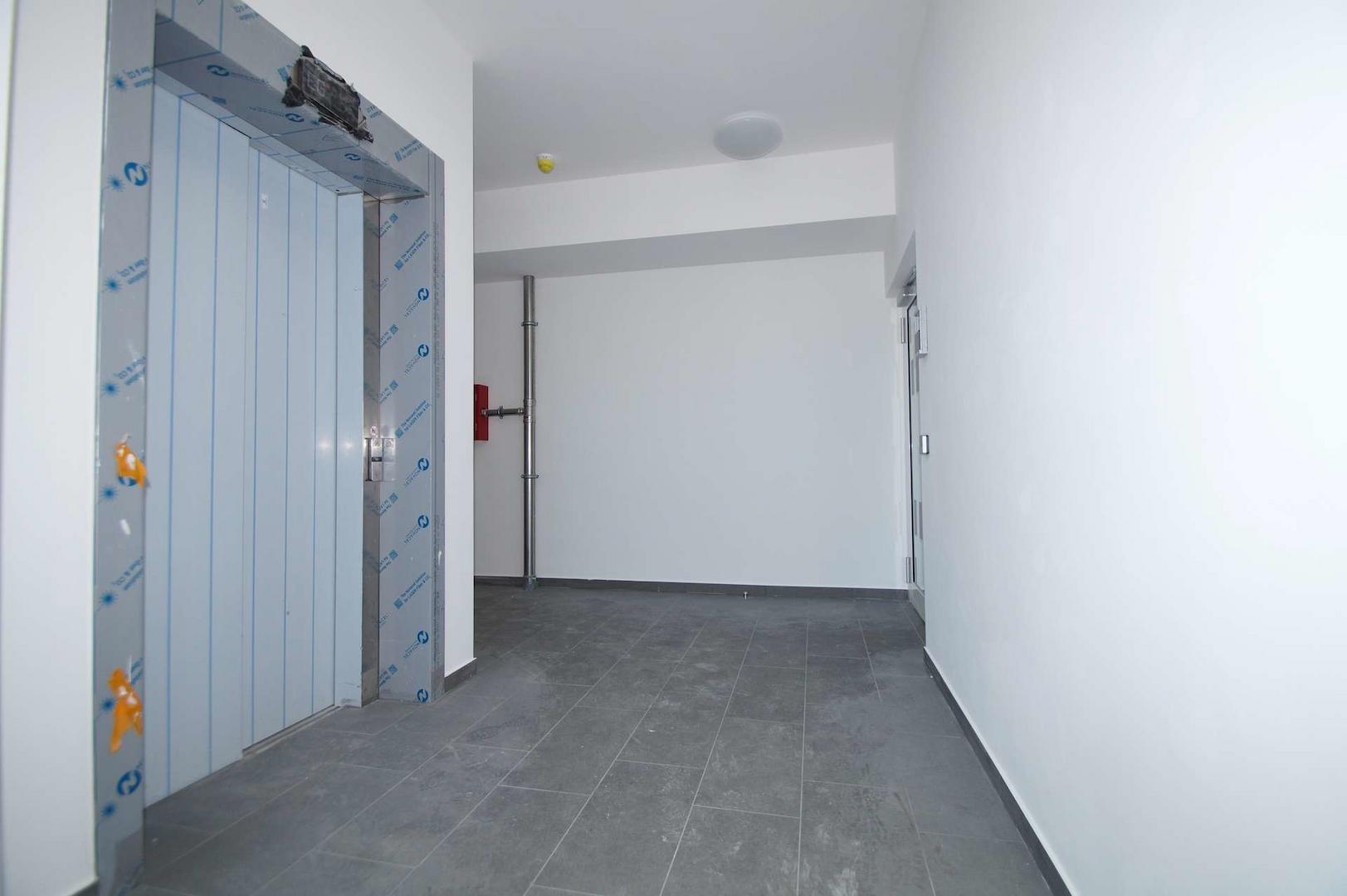 Flur im Treppenhaus - Mit Aufzug