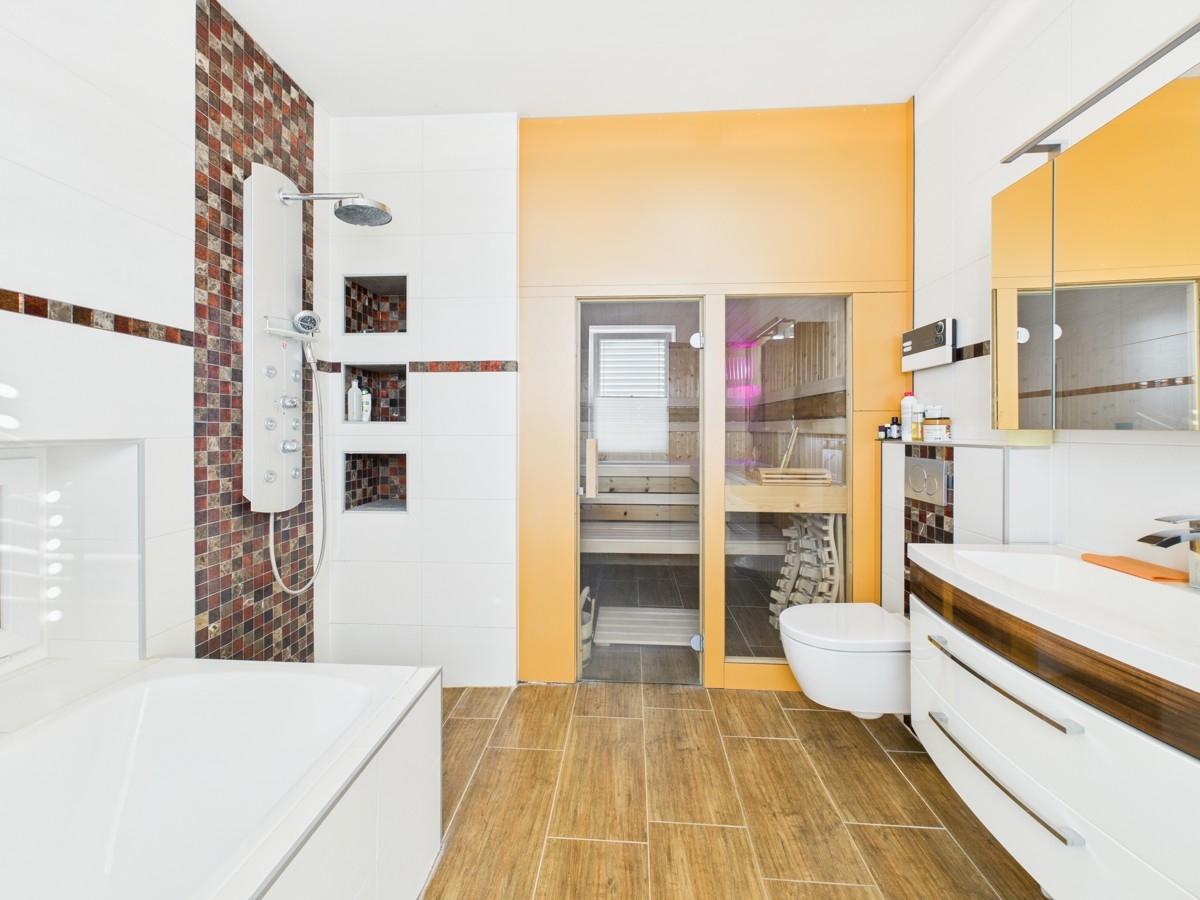 Badezimmer mit Sauna