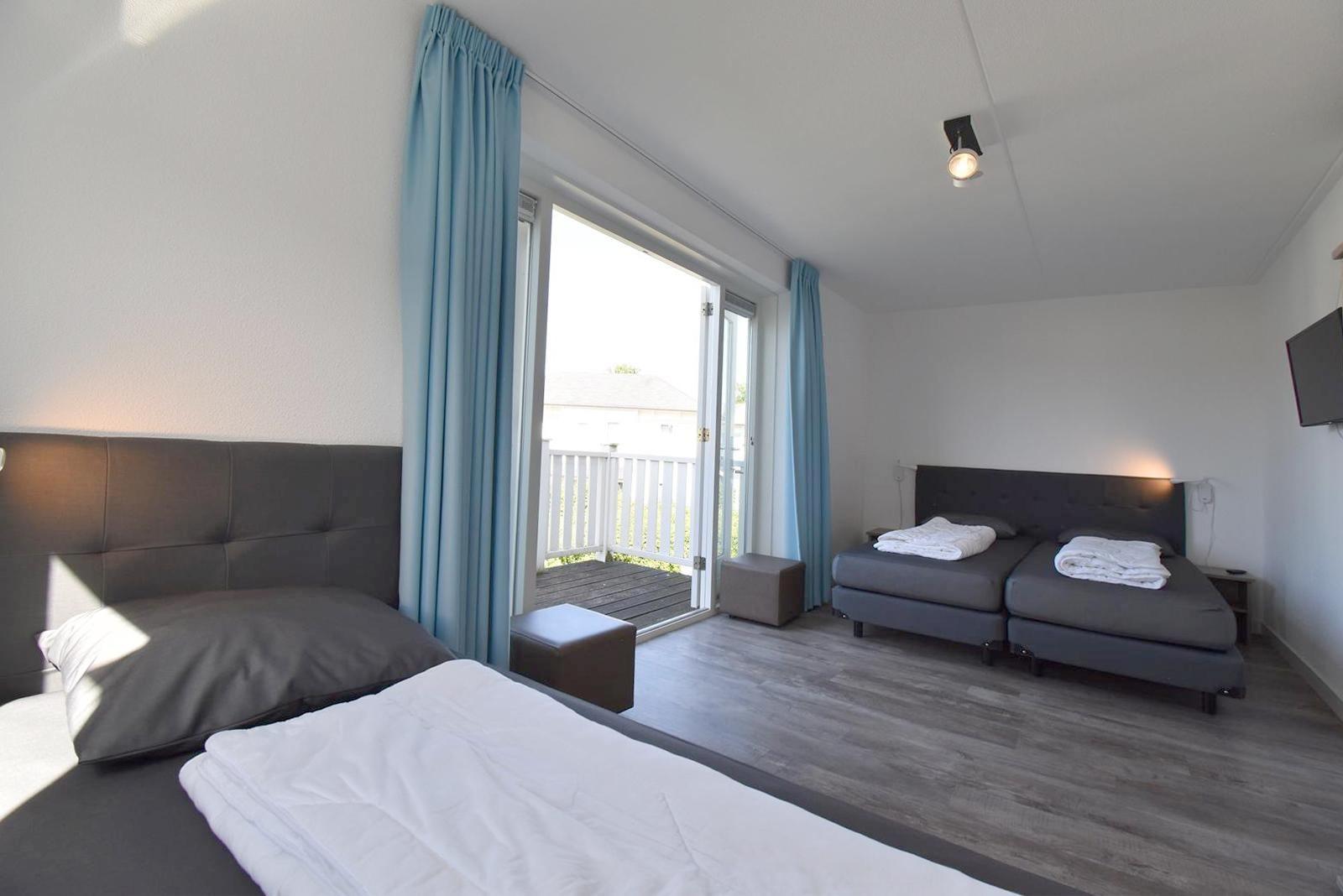 ferienwohnung-schlafzimmer-cape-helius-balcony-zugang-boxspring001