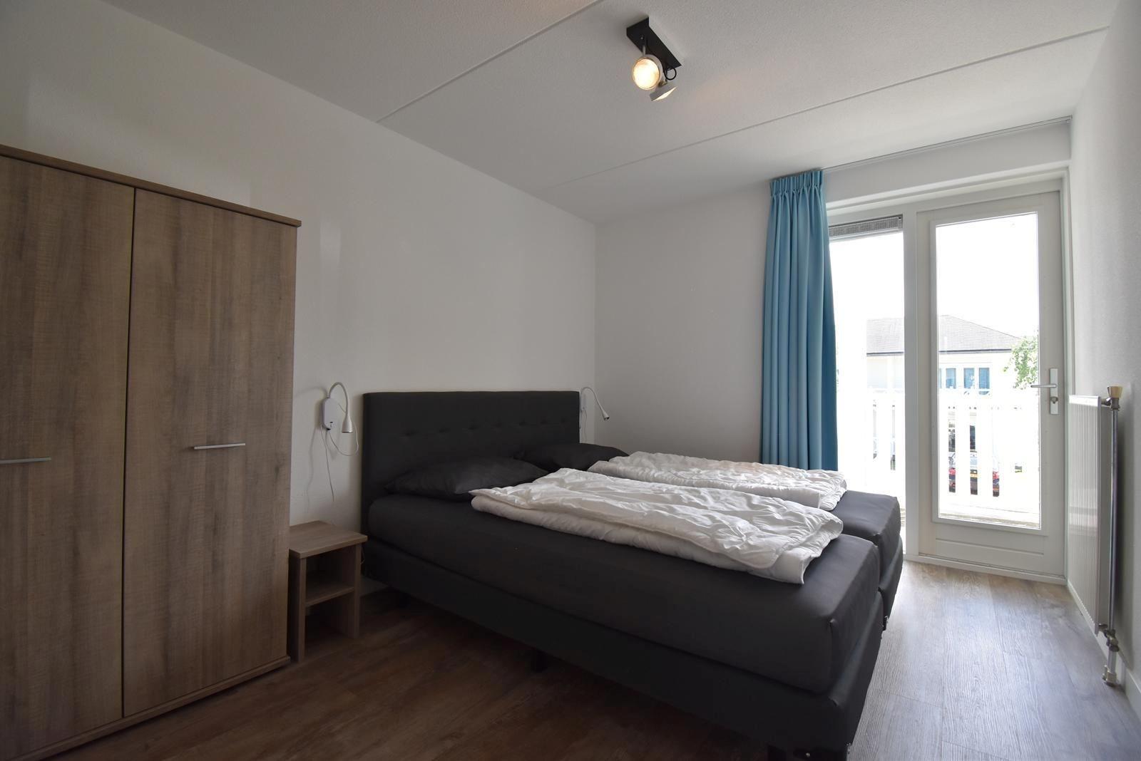 ferienwohnung-schlafzimmer-cape-helius-balcony-zugang-boxspring006