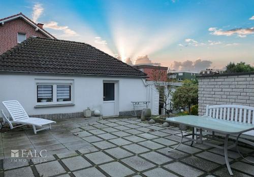 Terrasse und Gartenhaus