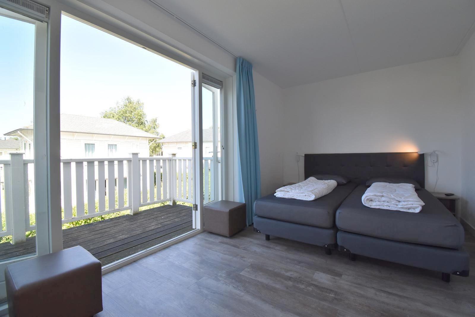 ferienwohnung-schlafzimmer-cape-helius-balcony-zugang-boxspring002
