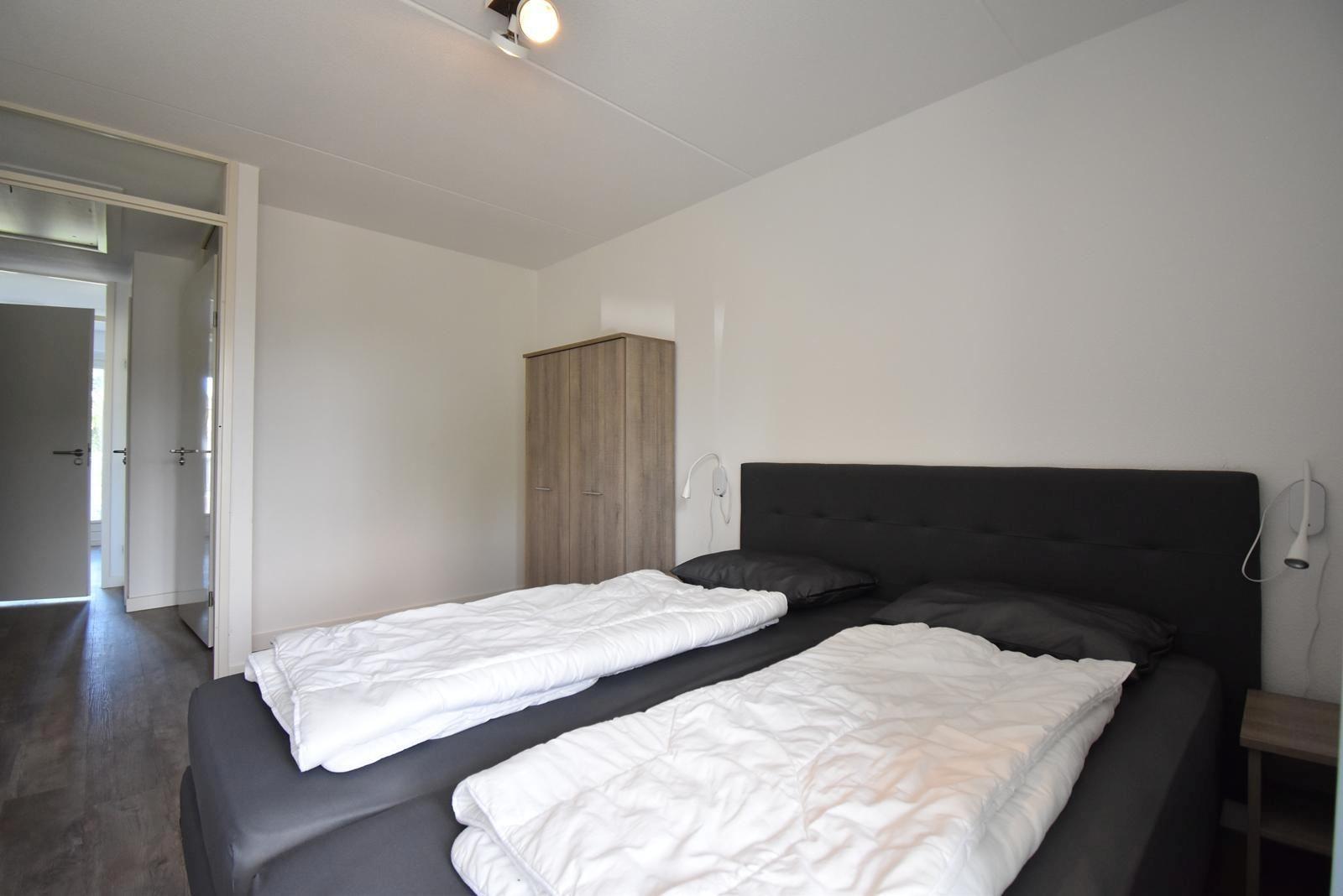 ferienwohnung-schlafzimmer-cape-helius-balcony-zugang-boxspring007