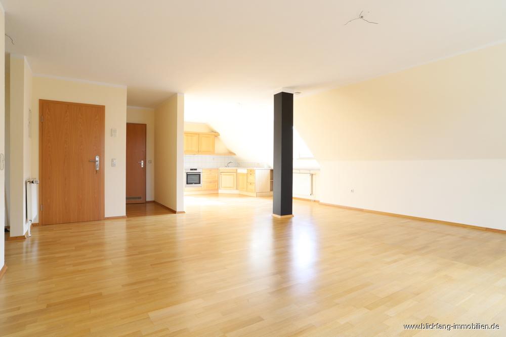 Wohn- und Essbereich mit offener Küche