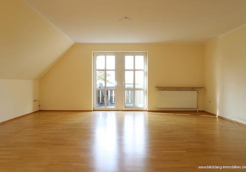 Geräumiger Wohnbereich mit Balkonzugang