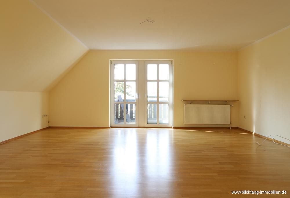 Geräumiger Wohnbereich mit Balkonzugang