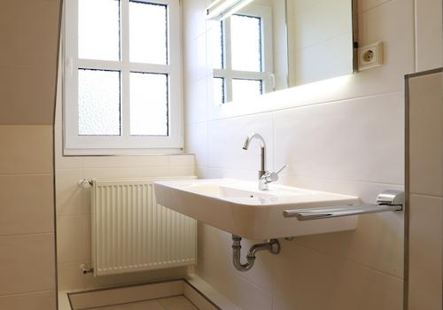 Modernes Duschbad mit Tageslicht