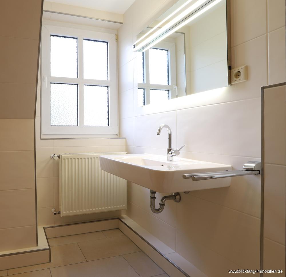 Modernes Duschbad mit Tageslicht