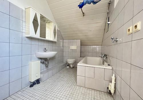 DG Wohnung Badezimmer mit Duschwanne