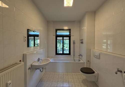 Bad mit Wanne 