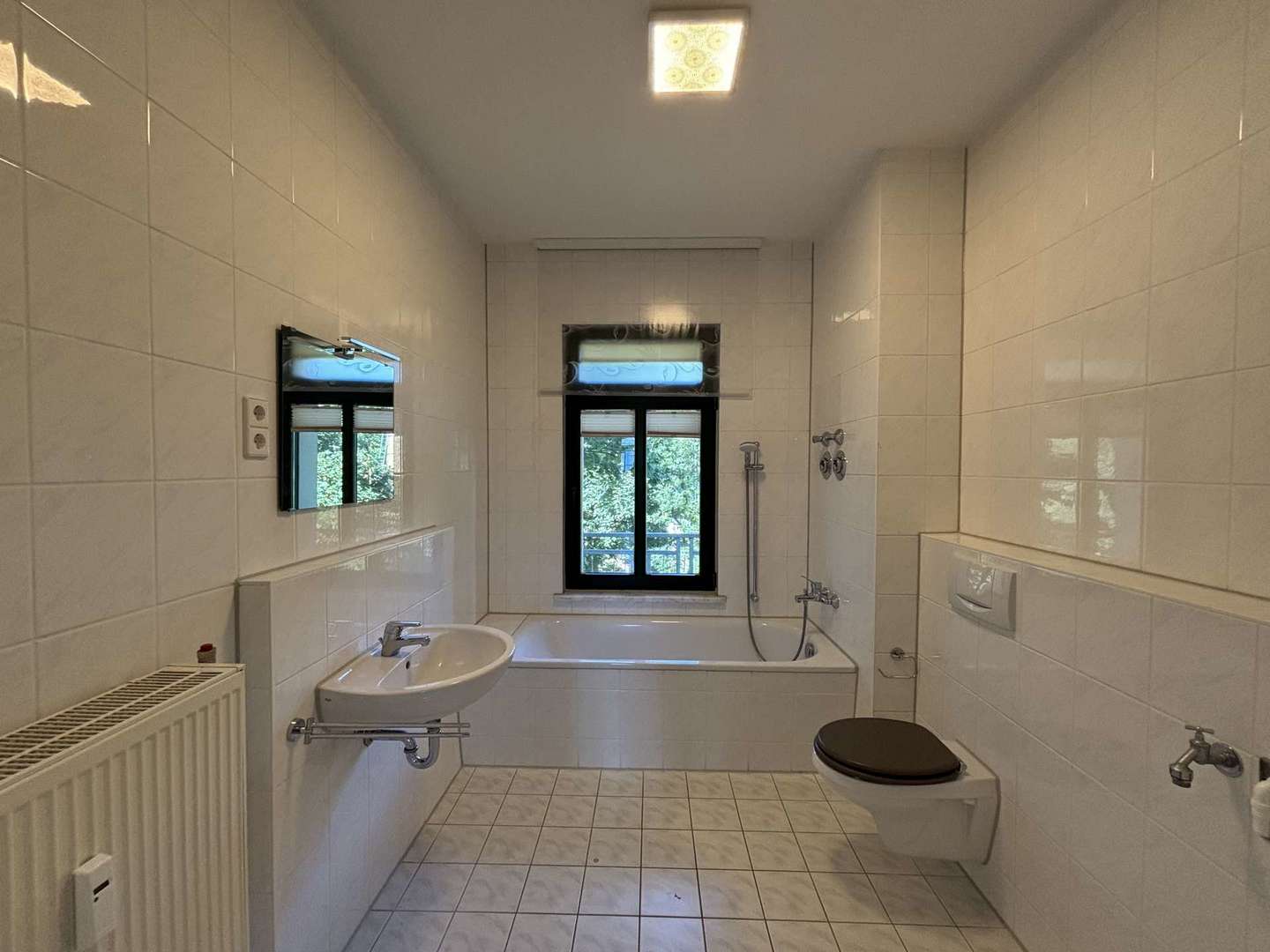 Bad mit Wanne 