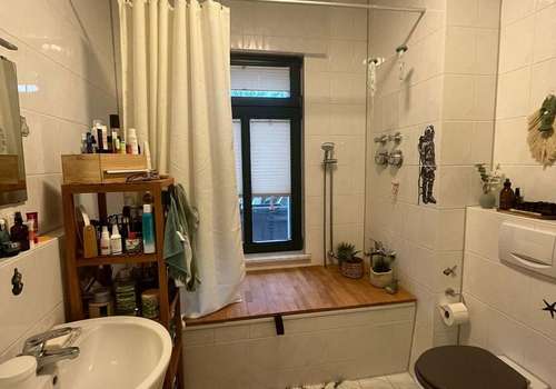 Bad mit Wanne 
