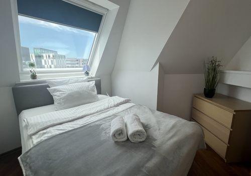 Bett unter dem Fenster im 3. Stock