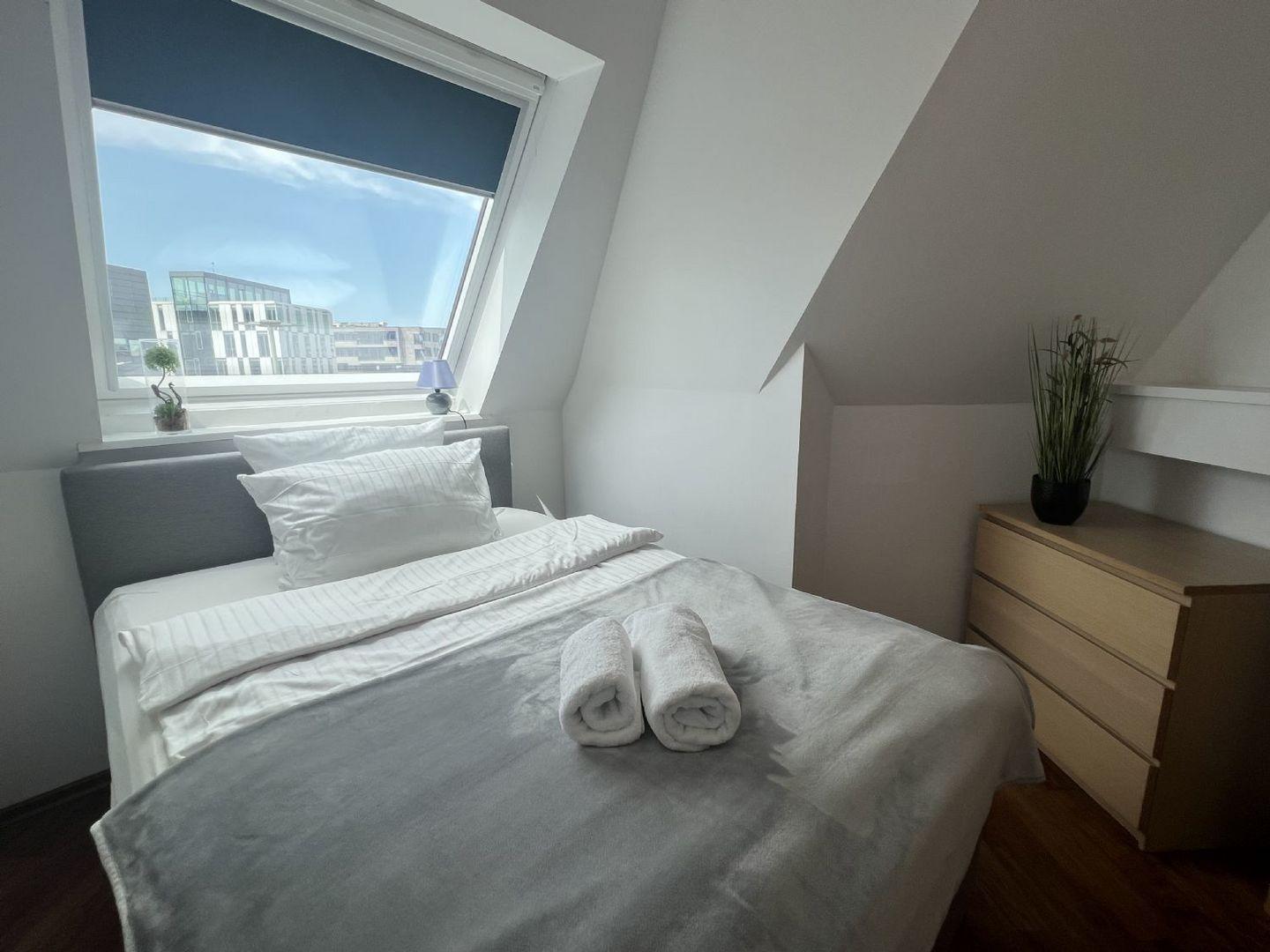 Bett unter dem Fenster im 3. Stock