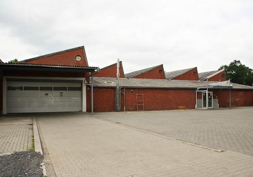 Außenansicht mit Rolltor